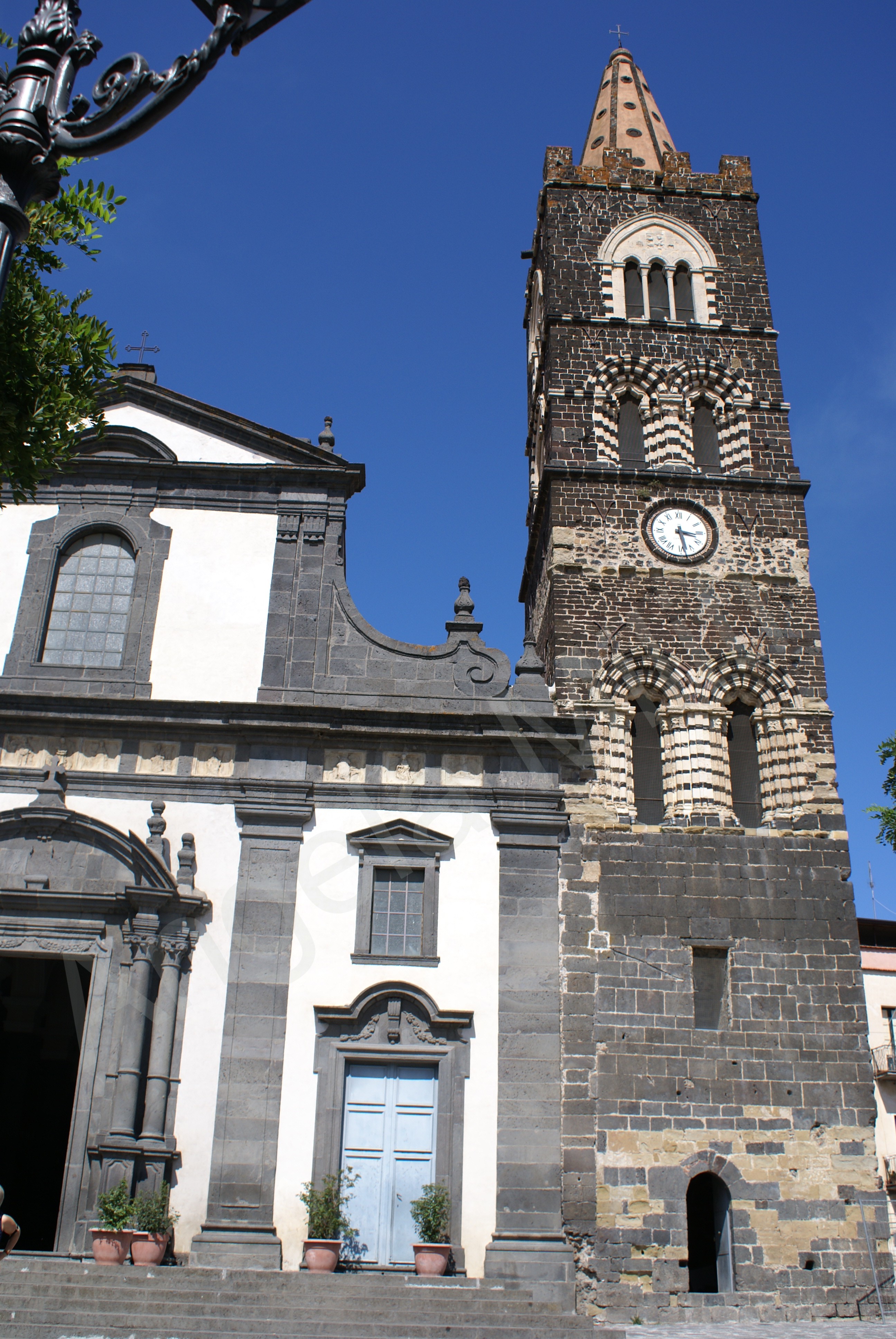 Campanile della chiesa, XII-XIII secolo di San Martino